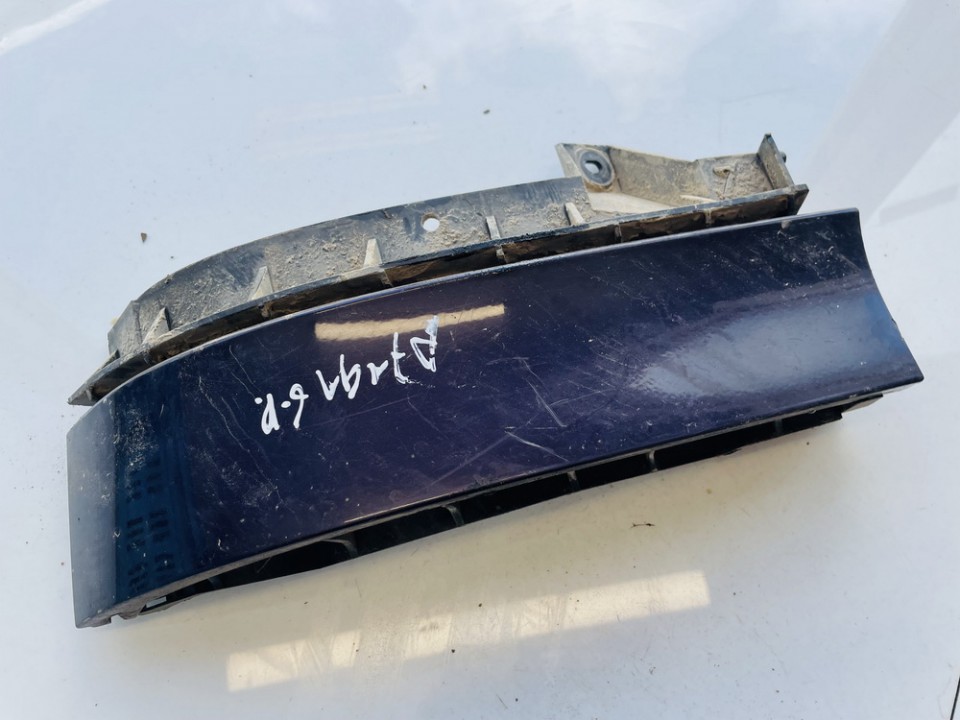 8L0807378 Audi A3 2000 Takavalon valaisimen muotolista - TAKANA OIKEALLA