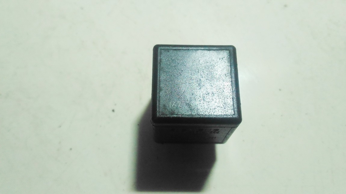 90379301 used Relay module Opel Omega 1997 2.5L - EIS00798633 