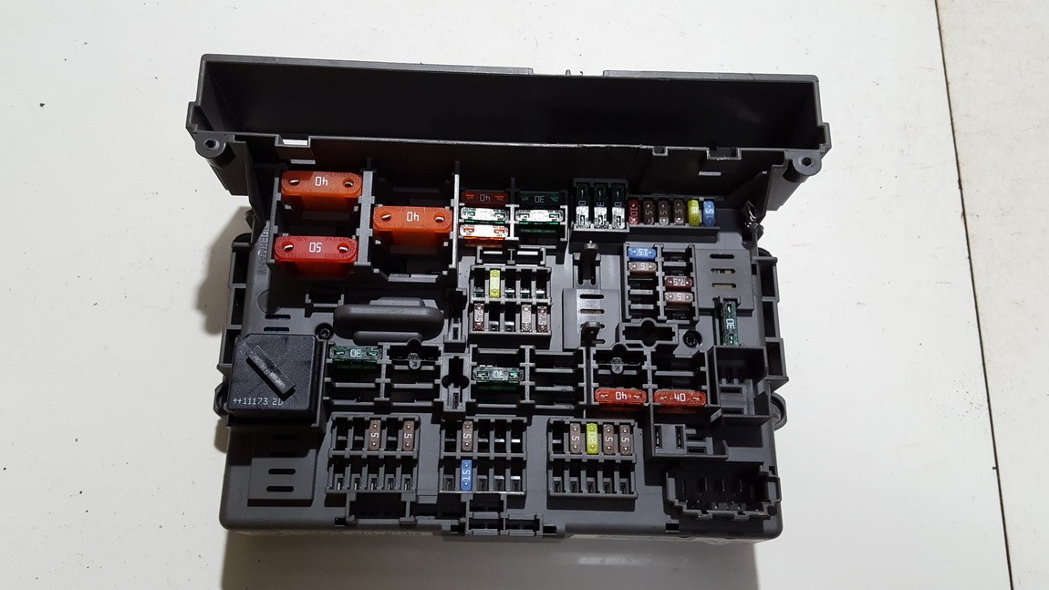 911944605 BMW 3-Series 2010 Fuse box