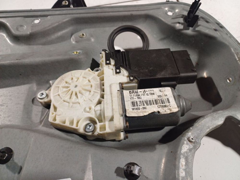 101422202 Volkswagen Golf 2000 Durvju loga pacēlāja motors - PRIEKŠA PA KREISI