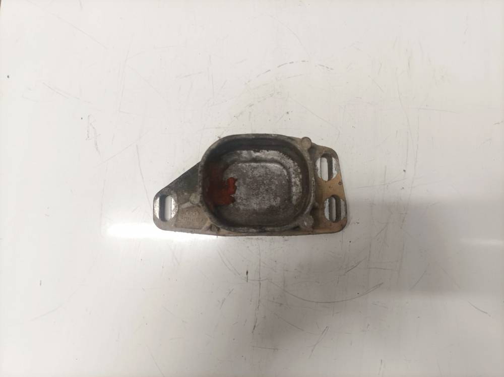 811790 Volkswagen Passat 1999 Variklio kronsteinas ir Greiciu dezes kronsteinas