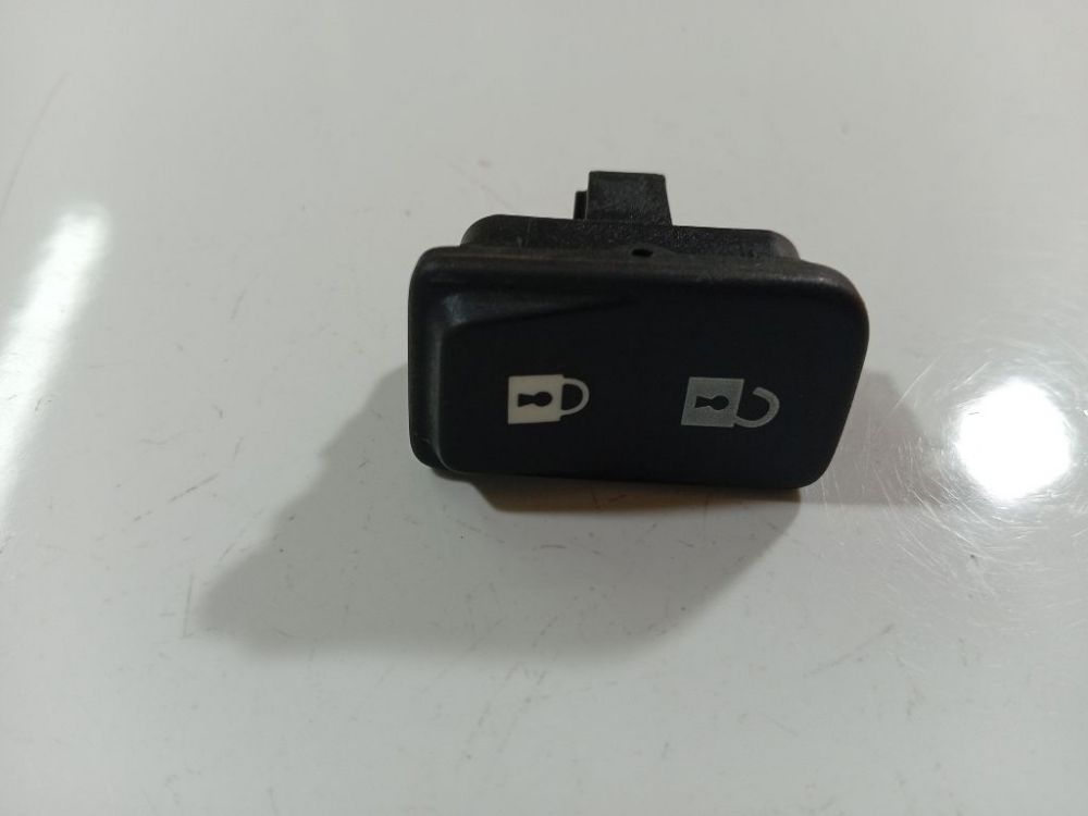 65832 Volvo V50 2005 Durvju slēdzenes poga