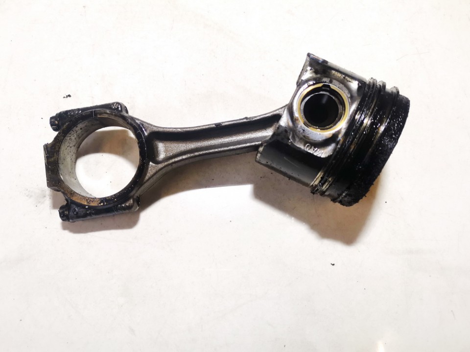 038J Volkswagen Passat 2007 Tłok z korbowodem