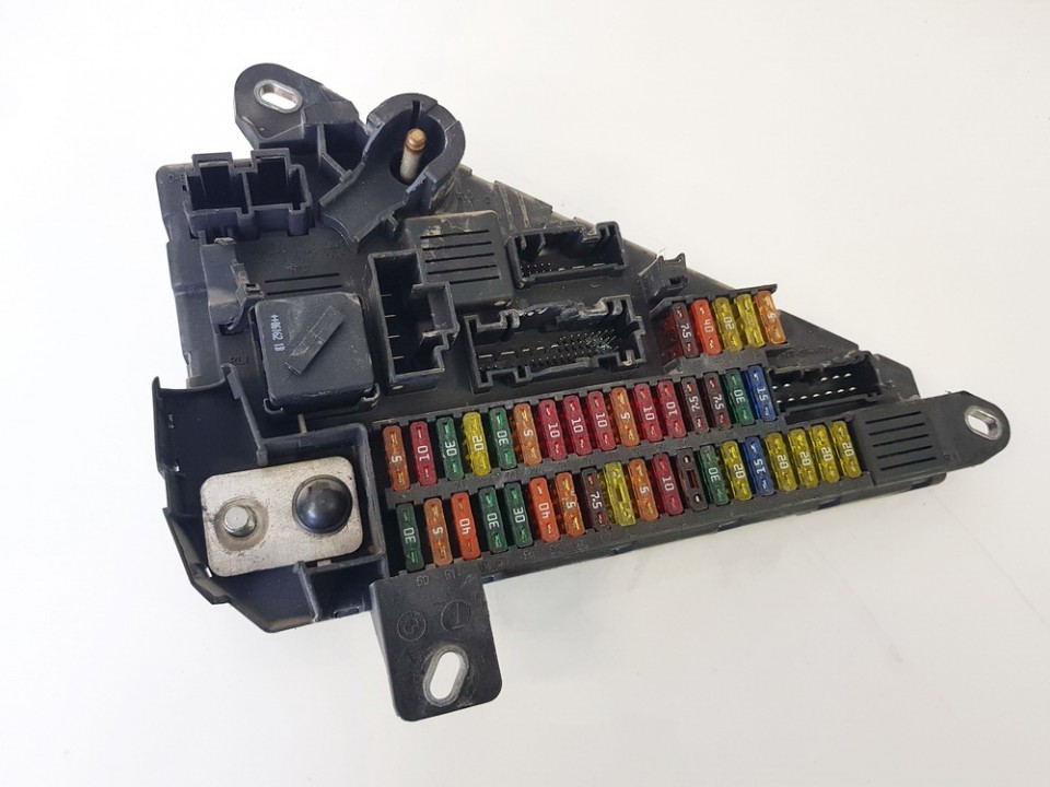 690661901 BMW 5-Series 2006 Fuse box