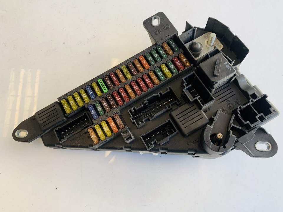 6906618 BMW 5-Series 2005 Fuse box