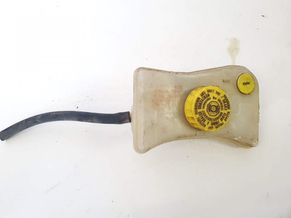 320670094 Volkswagen Passat 2002 Brake Master Cylinder Reservoir