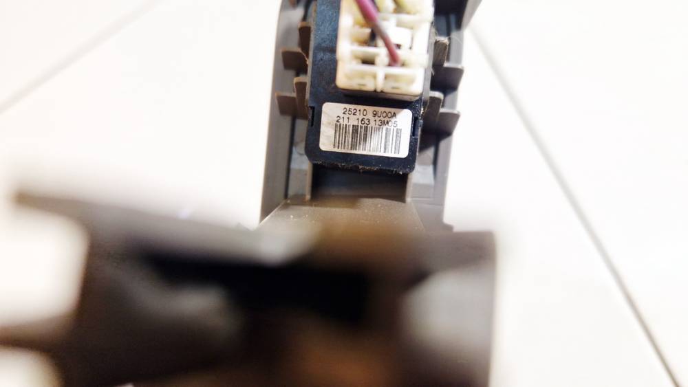 252109U00A Nissan Note 2006 Heated Seat Switch - Thumbnail 3