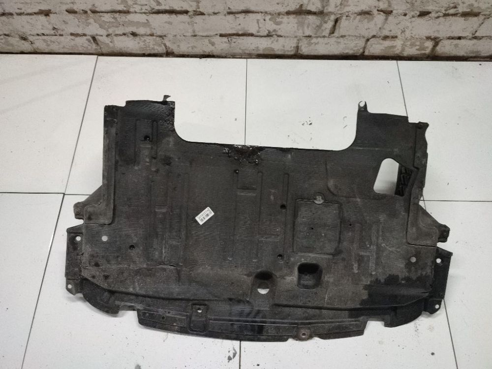 Toyota Yaris 2007 Osłona silnika (płyta pod silnik)