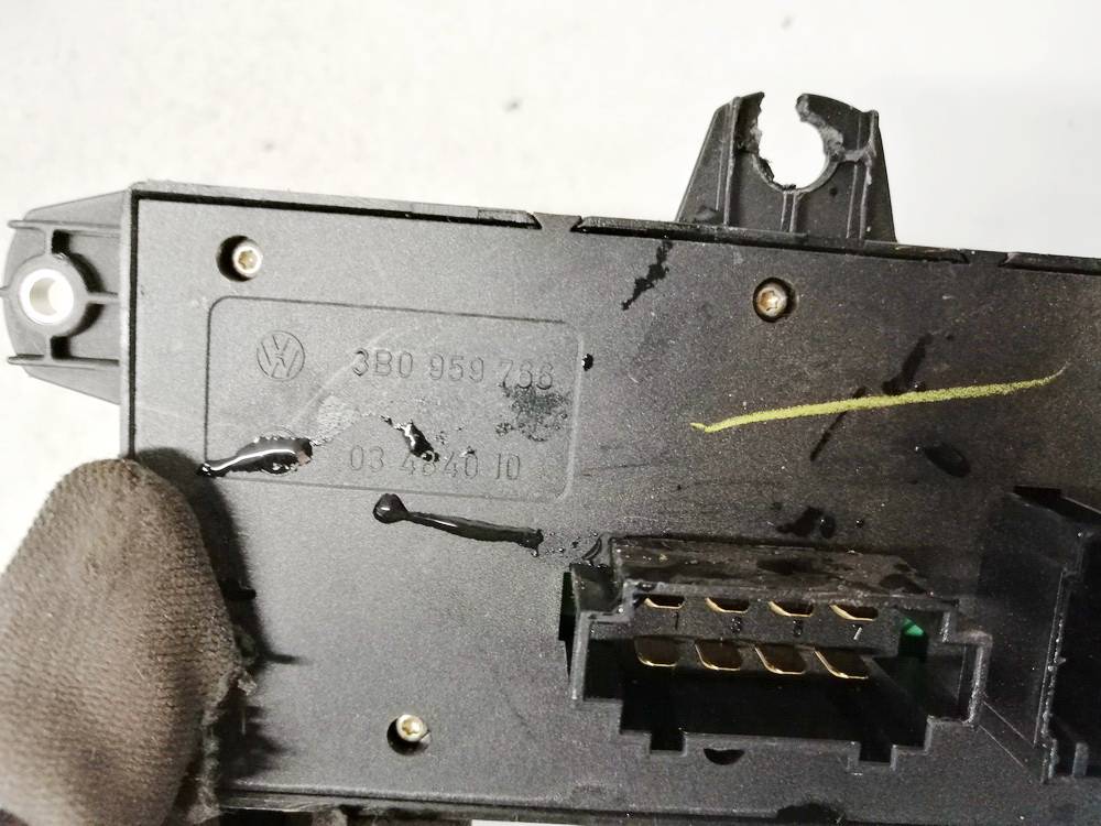 3B0959766 Skoda Superb 2005 Istuimen säätöpainike - Thumbnail 3