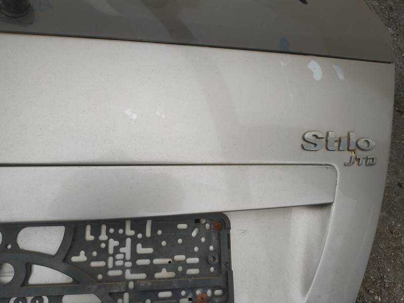 Fiat Stilo 2002 Zewnętrzne wykończenie tylnej klapy (oświetlenie tablicy rejestracyjnej) - TYLNE - Thumbnail 3