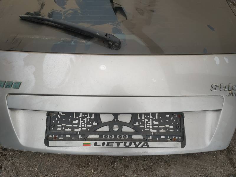 Fiat Stilo 2002 Zewnętrzne wykończenie tylnej klapy (oświetlenie tablicy rejestracyjnej) - TYLNE