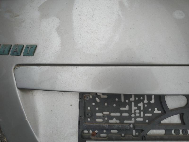 Fiat Stilo 2002 Zewnętrzne wykończenie tylnej klapy (oświetlenie tablicy rejestracyjnej) - TYLNE - Thumbnail 2