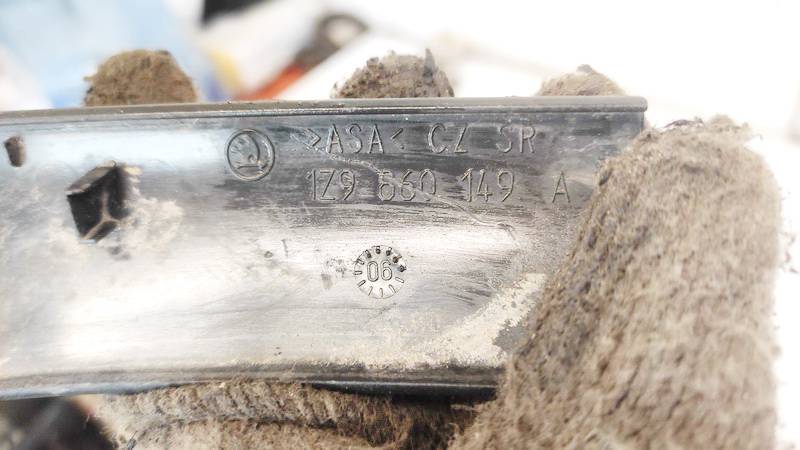 1Z9860149A Skoda Octavia 2006 Zaślepka relingu dachowego - TYLNE LEWE - Thumbnail 3