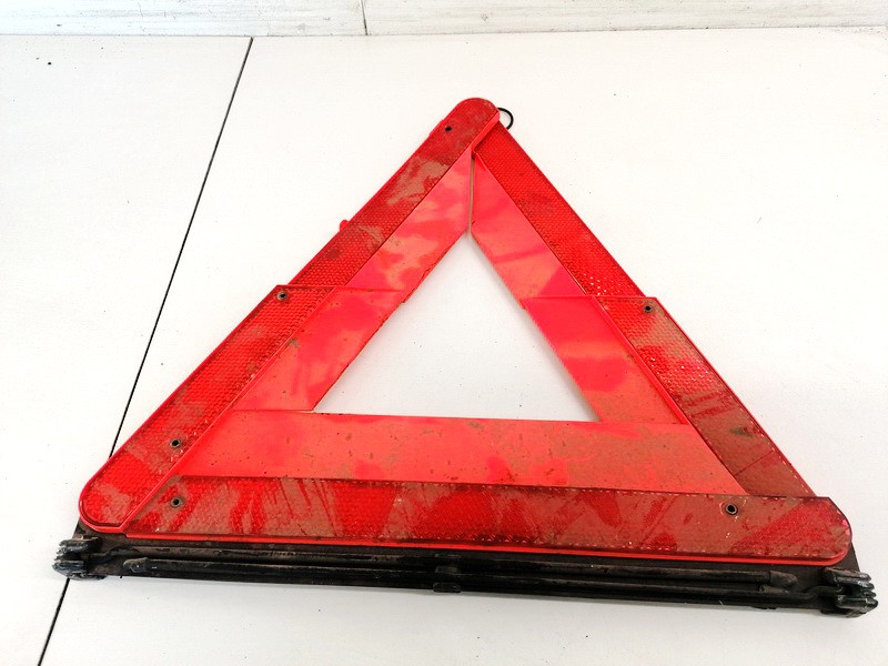 E1327R030003 Volkswagen Golf 2003 Warning Triangle Integrated into Trunk