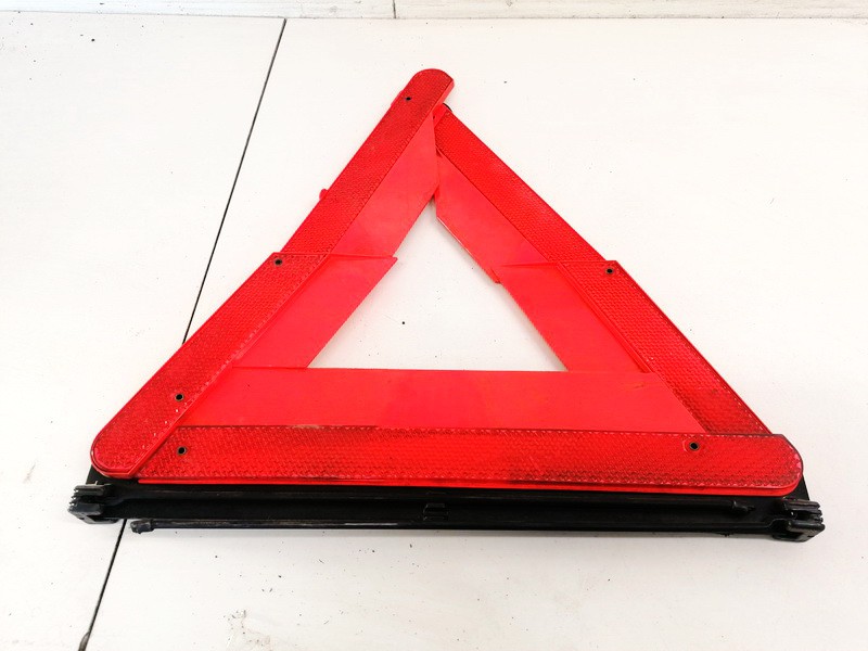 E1327R030003 Volkswagen Golf 2003 Warning Triangle Integrated into Trunk