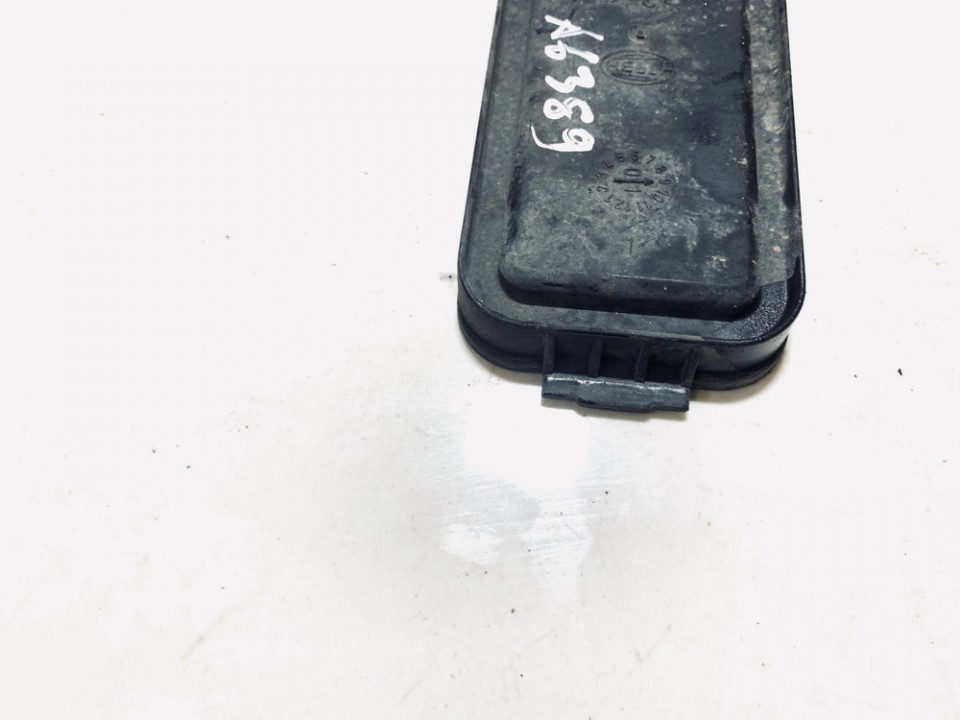 963596-00 Volkswagen Bora 2002 Headlight bulb dust cover cap - FRONT - Thumbnail 3