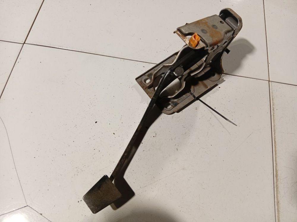 Mitsubishi Outlander 2007 Pedał hamulca