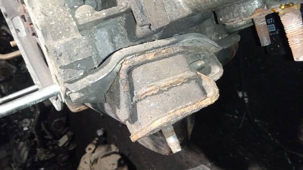 RIGHT Subaru Forester 2010 Moottorin moottorituki