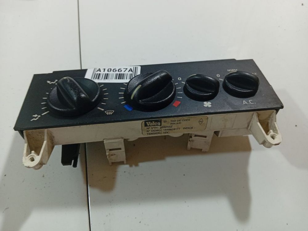 663255Z Renault Master 2002 Climate Control Panel (heater control switches)