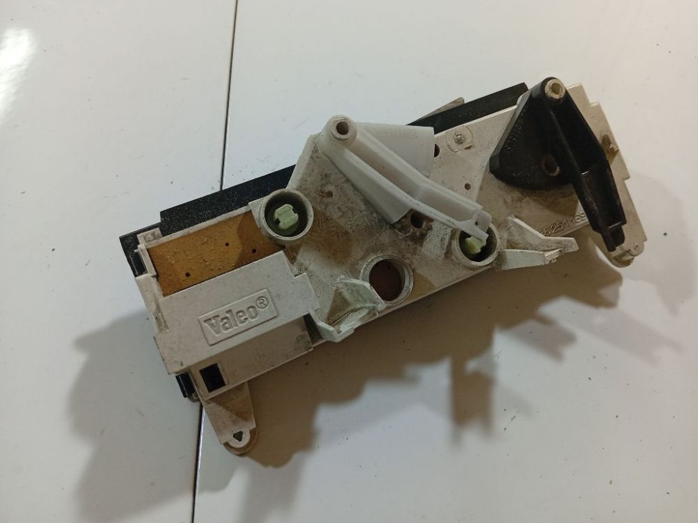 663255Z Renault Master 2002 Climate Control Panel (heater control switches) - Thumbnail 3