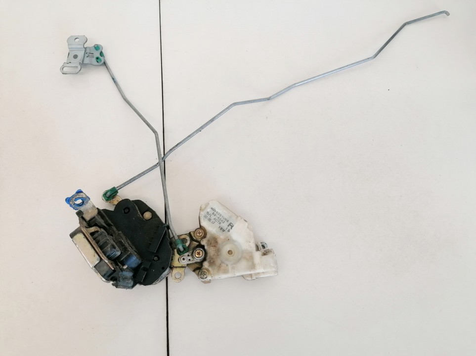 8055261U66 Nissan Almera 2000 Oven Lukko - EDESSÄ OIKEALLA