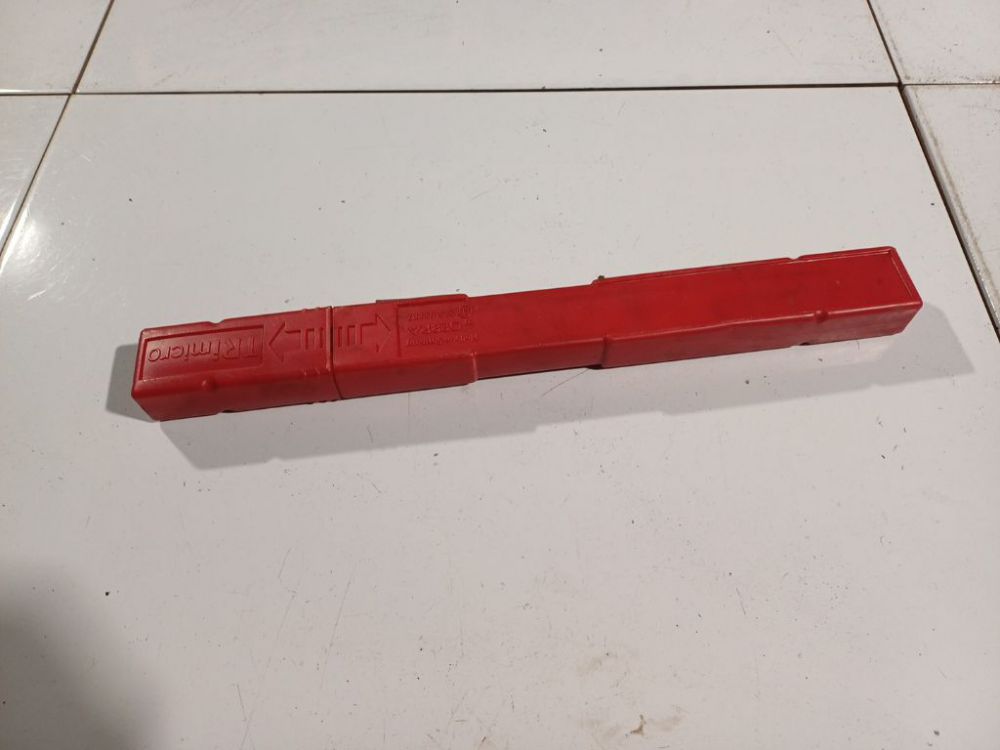 27R030017 Audi A6 2006 Warning Triangle Integrated into Trunk