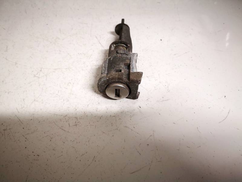 Skoda Octavia 2005 Duru spynele (sirdele)