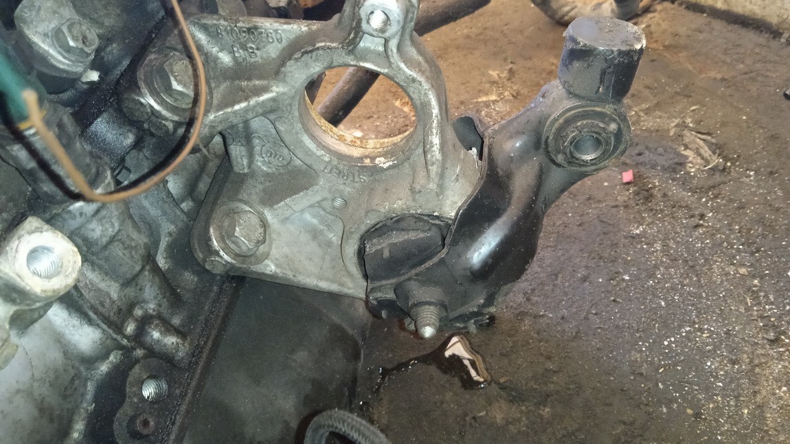 81090780 Peugeot 3008 2010 Engine Mount Bracket and Gearbox Mount Bracket