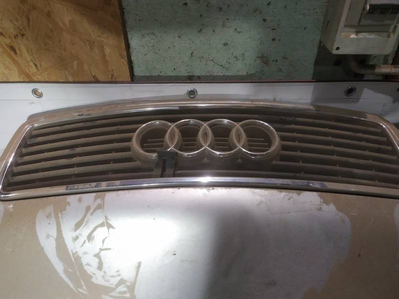 Audi 100 1993 Etusäleikkö - EDESSÄ