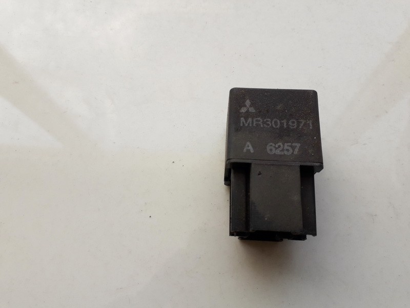 MR301971 Mitsubishi Galant 1998 RELÉ PARA AUTOMÓVIL