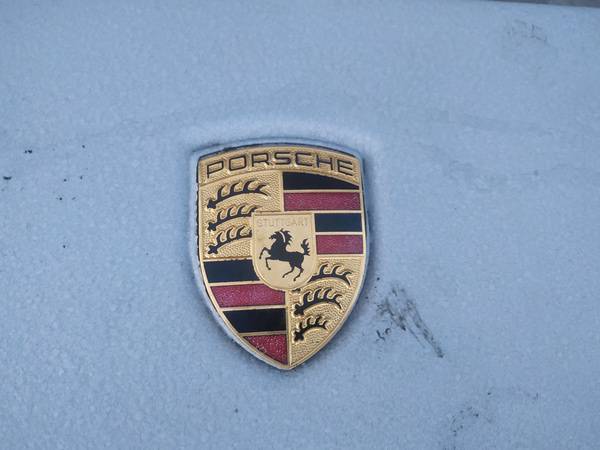 Porsche Cayenne 2003 Priekšējā emblēma - PRIEKŠ