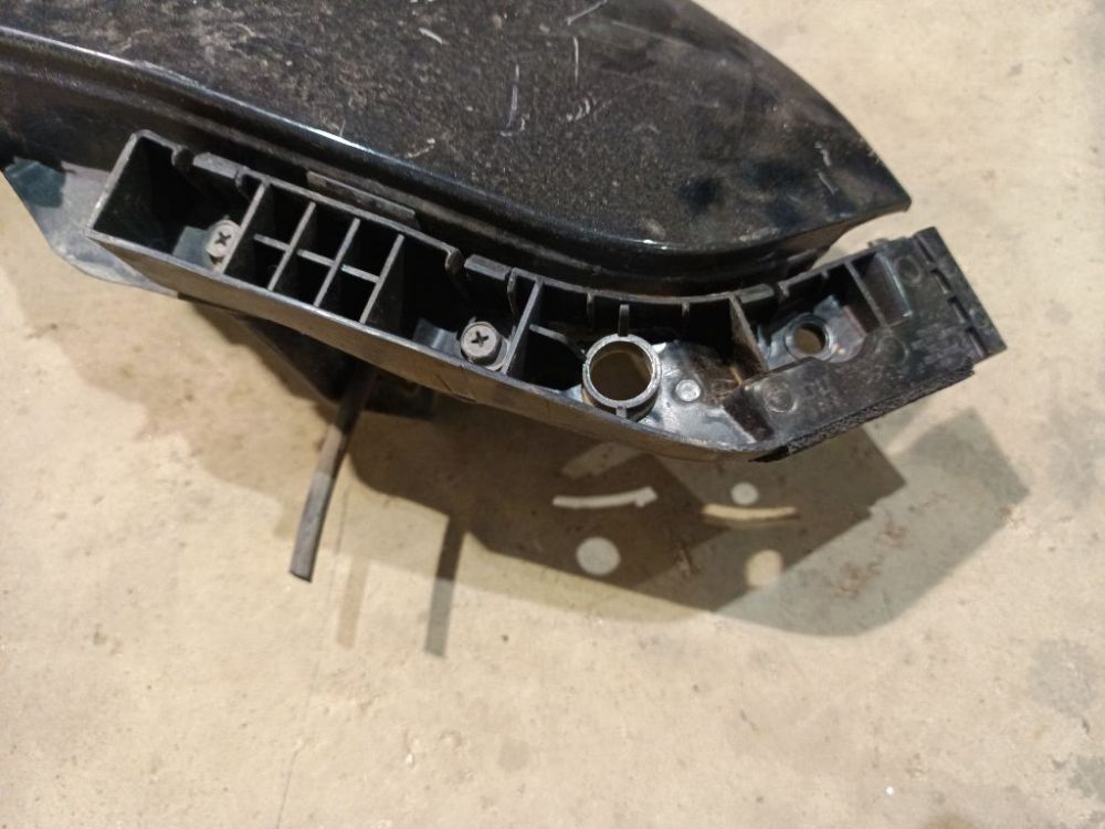 865142R000 Hyundai i30 2010 Puskurin kiinnike - EDESSÄ VASEMMALLA