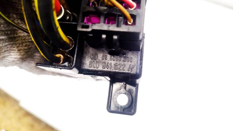 8L0941822A Audi A4 1997 Skrzynka bezpieczników - Thumbnail 3