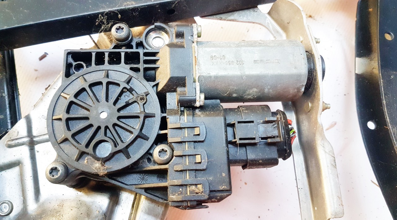 102856XXX Audi A6 2000 Duru lango pakelejo varikliukas G.K.