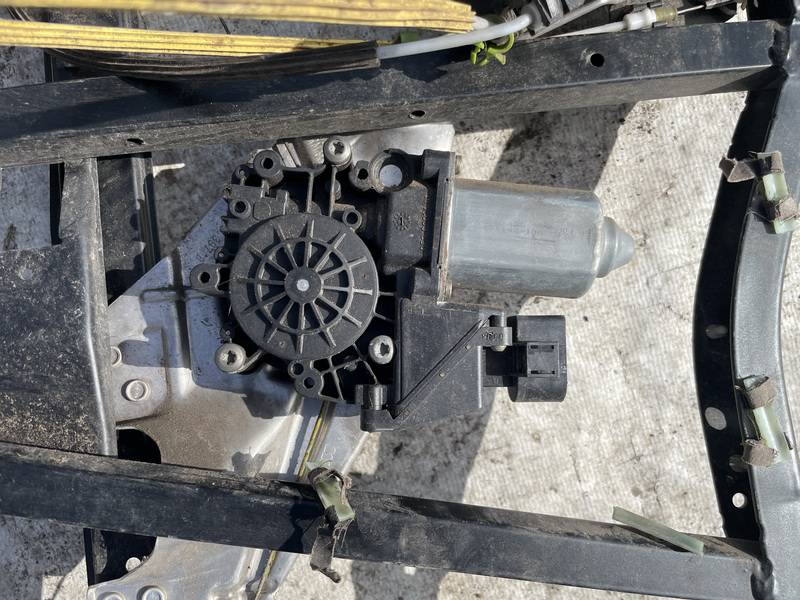 0536001401 Audi A6 2001 Durvju loga pacēlāja motors - AIZMUGURE PA KREISI