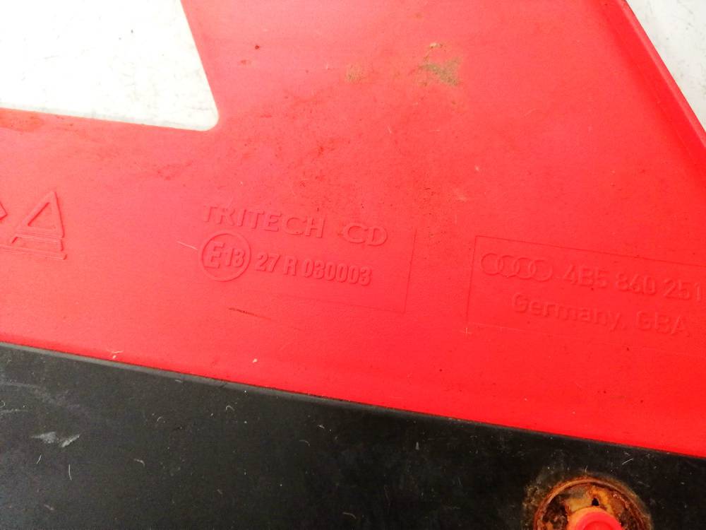 E1327R030003 Volvo V50 2005 Warning Triangle Integrated into Trunk - Thumbnail 3