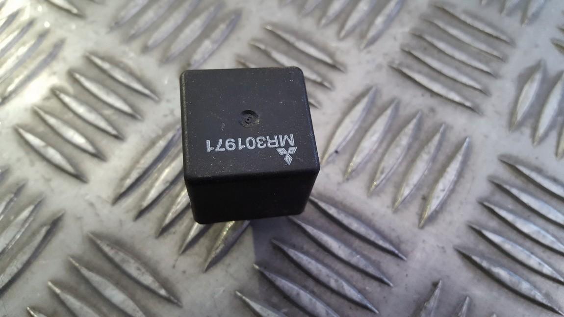 MR301971 Mitsubishi Pajero 2003 RELÉ PARA AUTOMÓVIL