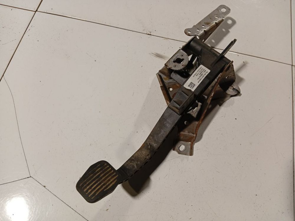 4N517B633EJ Volvo V50 2005 Clutch pedal