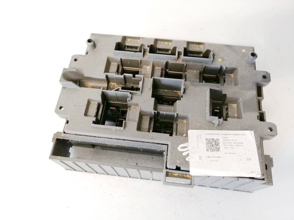911944605 BMW 3-Series 2011 Fuse box