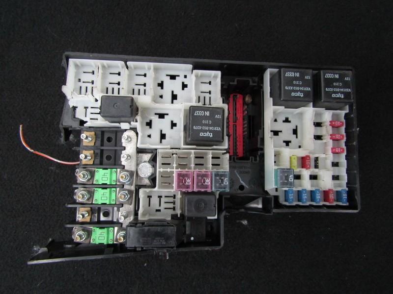 518818109 Mazda 3 2003 Fuse box