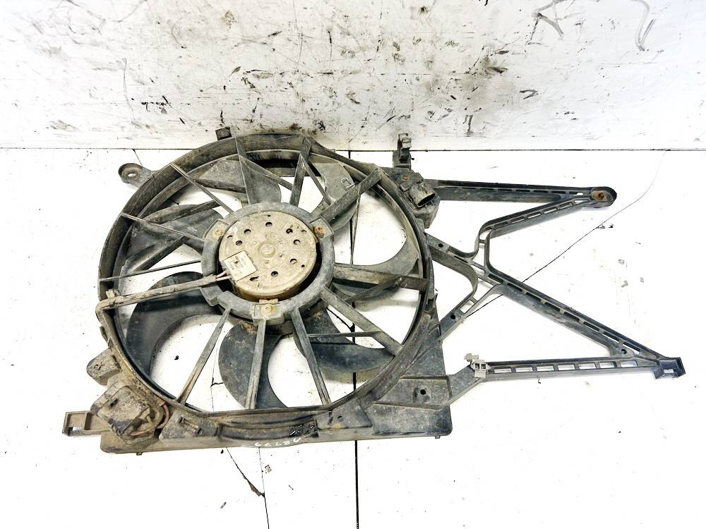 0130303886 Nissan Primera 2004 Difuzorius (radiatoriaus ventiliatorius)