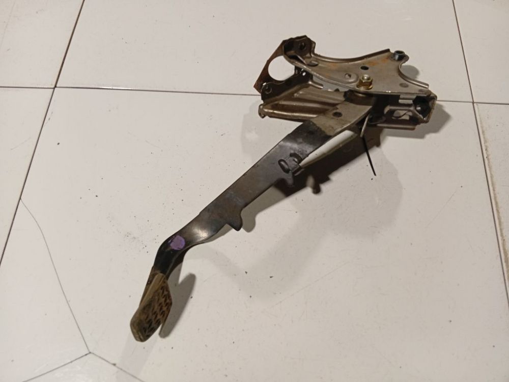 Toyota Avensis 2003 Pedał sprzęgła