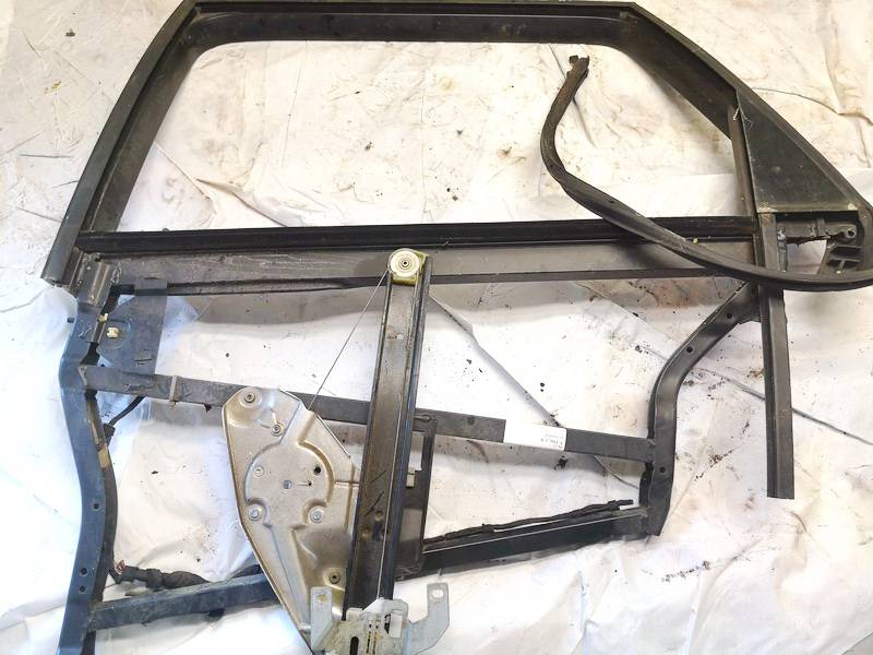 4B9839753C Audi A6 2001 Etuoven ikkunalasin kehys - TAKANA VASEMMALLA