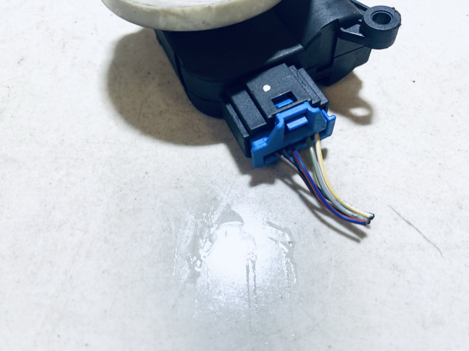 8E1820511C Audi A4 2001 Silnik klapki nagrzewnicy - Thumbnail 3