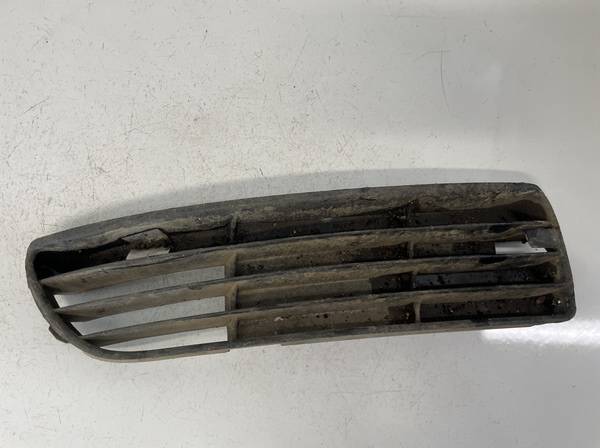 8D0807346 Audi A4 1997 Bumper Grille - FRONT RIGHT