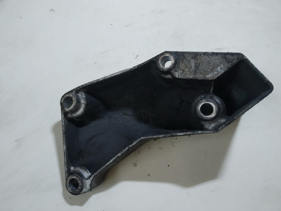 8D0199807P Volkswagen Passat 2002 Variklio kronsteinas ir Greiciu dezes kronsteinas