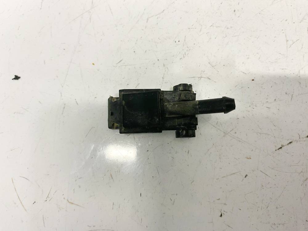 3B0955985C Volkswagen Passat 1998 Dysza spryskiwacza przedniej szyby