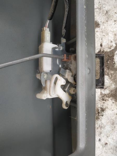 Mazda CX-7 2010 Aizmugurējā vāka slēdzene - AIZMUGURE