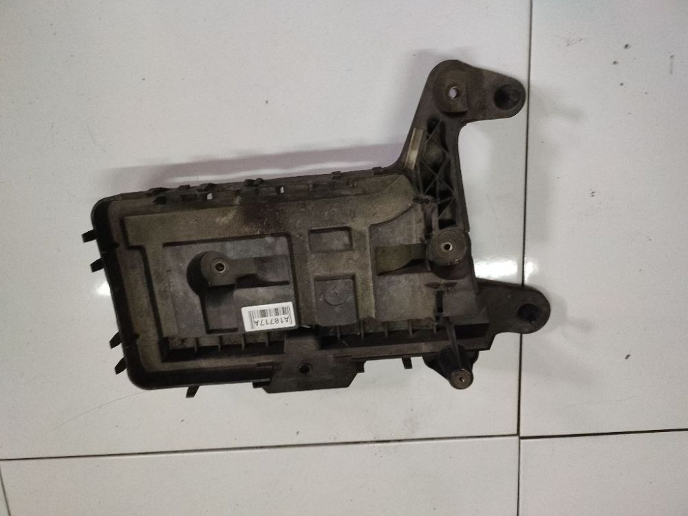 1K0915333B Audi A3 2003 Obudowa baterii - akumulatora
