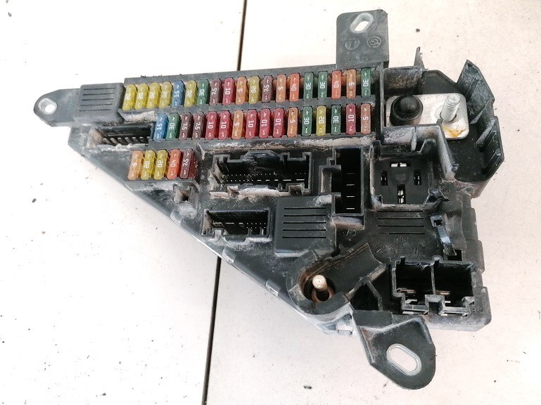 690661804 BMW 5-Series 2005 Fuse box